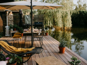 Chalet Chocolat in Geel in quiet location by the water